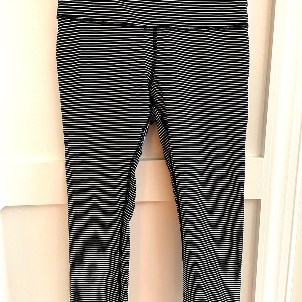 Lululemon crop leggings 23 inch. Black and white stripe, Size 8